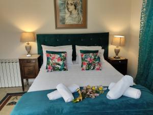 um quarto com uma cama com flores e almofadas em Corfu Airport Flat em Corfu Town