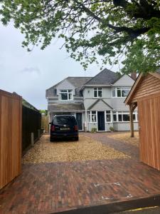 un coche aparcado en la entrada de una casa en Fig Tree House en Lymington