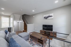 TV a/nebo společenská místnost v ubytování LUX Gorgeous 3BR Townhome in Washington DC