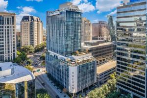 une vue aérienne sur une ville avec de grands bâtiments dans l'établissement Hôtel Swexan, à Dallas