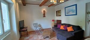 Μια τηλεόραση ή/και κέντρο ψυχαγωγίας στο Appartement centre village médiéval Bormes-les-Mimosas, 1 chambre, 3 personnes