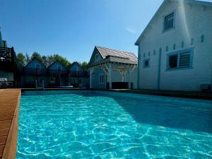 里沃Domki Wachta klimatyzowane z basenem, jacuzzi, bezpłatny parking的房子前面的一个大游泳池