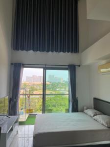 a bedroom with a bed and a large window at Jomtien Beach Laguna Resort 2 in Jomtien Beach