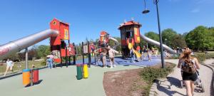 um grupo de pessoas brincando em um playground em Krzemieniecka Atlas Arena Zoo Orientarium em Lódź