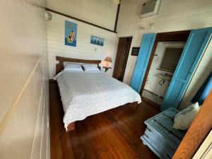 ein Schlafzimmer mit einem großen Bett in einem Zimmer in der Unterkunft Emma by the Bay in Culebra