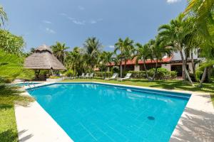 een afbeelding van een zwembad in een resort bij Large House - walking to beach - 10 guests! in Cancun