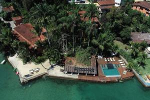 an aerial view of a house with a swimming pool at Pousada e Mergulho Jamanta in Angra dos Reis