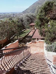 un conjunto de escaleras que conducen a un edificio con una montaña en "Le Chat Libre" Alloggio Turistico, en Monte San Biagio