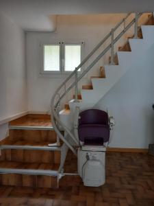 - une salle de bains avec des toilettes sous un escalier dans l'établissement Chambre d hôte les heures claires, à Istres