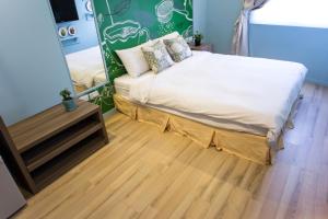 A bed or beds in a room at Bei Pin B&B