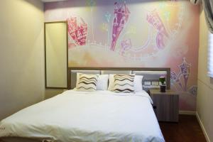 A bed or beds in a room at Bei Pin B&B