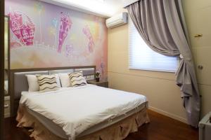 A bed or beds in a room at Bei Pin B&B