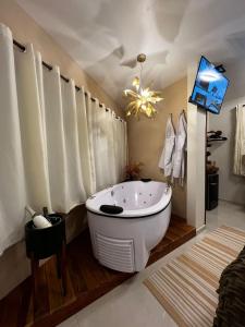 a large white bath tub in a bathroom at Hotel Garni Cruzeiro do Sul in Paraty