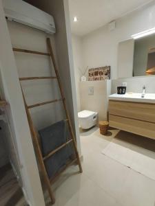 een badkamer met een stapelbed en een wastafel bij T2 neuf, 1 chambre, golf Valcros in La Londe-les-Maures