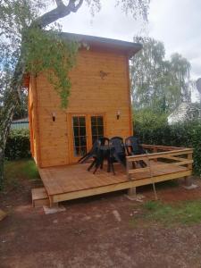 een hut met stoelen op een houten terras bij Camping Smile & Braudieres in Mézières-sous-Lavardin