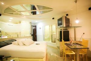 Vert Motel Parnamirim في بارناميريم: غرفة معيشة مع سرير وطاولة