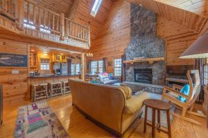 Area tempat duduk di The Great Escape - Cabin with shared pool access