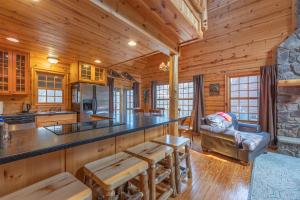Dapur atau dapur kecil di The Great Escape - Cabin with shared pool access