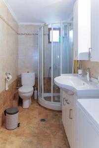Plátsa的住宿－Platsa Theasis，浴室配有卫生间、淋浴和盥洗盆。