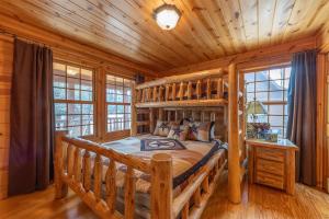 Tempat tidur dalam kamar di The Great Escape - Cabin with shared pool access