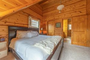 Tempat tidur dalam kamar di The Great Escape - Cabin with shared pool access