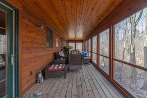 Balkon atau teras di The Great Escape - Cabin with shared pool access