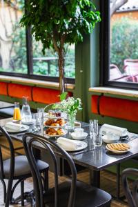 波隆那的住宿－波爾塔聖馬莫洛酒店，餐桌上放有食物盘子的桌子