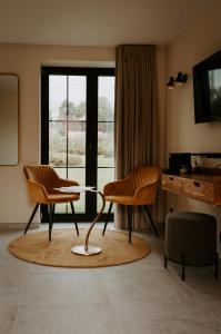 sala de estar con 2 sillas y mesa en Walbrugge, en Anzegem