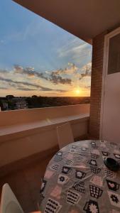 a room with a table and a view of the sunset at Mi Casa Es Tu Casa in Rome