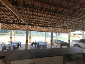 Ein Restaurant oder anderes Speiselokal in der Unterkunft Casa em São Lourenço 