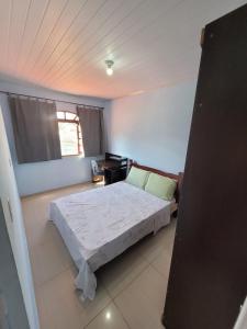 ein Schlafzimmer mit einem Bett und einem Schreibtisch. in der Unterkunft Casa em São Lourenço in São Lourenço