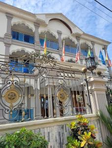 een gebouw met vlaggen aan de voorzijde bij Dreams hotel in Douala