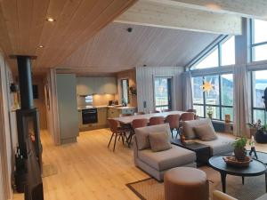 Гостиная зона в Fjord-Holiday-Lodge mit atemberaubendem Panorama