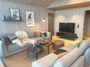 Uma área de estar em Fjord-Holiday-Lodge mit atemberaubendem Panorama