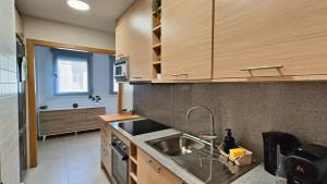 a kitchen with a sink and a counter top at Lo piset del Delta: Apartamento con piscina para 4 in L'Aldea