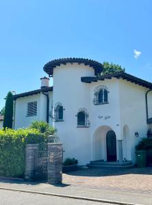 una casa bianca con cancello e vialetto di Camere a "Casa Nostra" ad Ascona