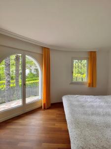 Camere a "Casa Nostra" في أسكونا: غرفة نوم بسرير ونافذة كبيرة