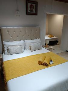 Guest Lodge on the Edge في ستورمزريفير: غرفة نوم بسرير كبير عليها منشفتين