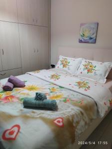 Un dormitorio con una cama con flores. en On the METRO station of Korydallos, en Pireo
