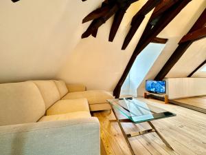 Posezení v ubytování Le Loft - By BEST KEYS - Prestige - Vue Cathédrale - Poutres Apparentes - Baignoire Îlot - Centre Ville - Smart TV - Machine à Café Nespresso - WiFi Illimité - Check-in Autonome