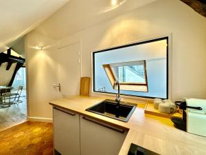 Kuchyň nebo kuchyňský kout v ubytování Le Loft - By BEST KEYS - Prestige - Vue Cathédrale - Poutres Apparentes - Baignoire Îlot - Centre Ville - Smart TV - Machine à Café Nespresso - WiFi Illimité - Check-in Autonome