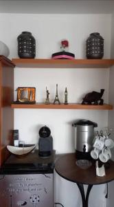 a kitchen with a stove and a table in a room at Departamento con jacuzzi 5 piso Condado 2 habitaciones in Quito