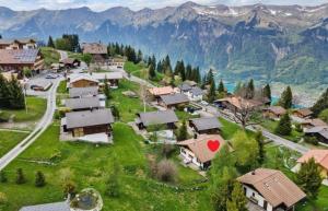 una vista aérea de un pequeño pueblo en las montañas en Chalet Specht, gemütliches Ferienchalet auf der Axalp, en Axalp
