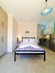sypialnia z dużym łóżkiem w pokoju w obiekcie Blue Studio Nidri w mieście Nydri +24 zdjęcia