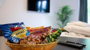 een mand chips en andere snacks op een tafel bij A Hotels Apartments Høje Taastrup in Tåstrup