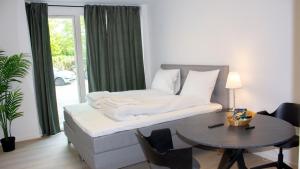 A Hotels Apartments Høje Taastrup في تائستروب: غرفة معيشة مع أريكة وطاولة