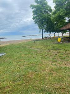 a park with a picnic table and trees on the beach at My HOMES APART EVLER in Akçatepe