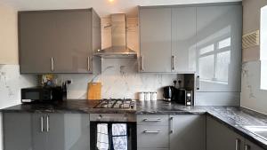 A kitchen or kitchenette at Spacious 2 Bed Flat with FREE Parking near Heathrow Airport