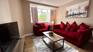 A seating area at Spacious 2 Bed Flat with FREE Parking near Heathrow Airport