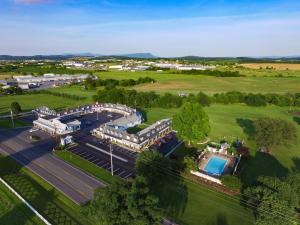 una vista aérea de un complejo con piscina en The Village Inn, en Harrisonburg